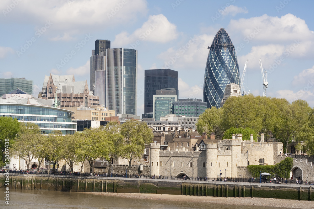 Naklejka premium A view of the London skyline and the Tower of London