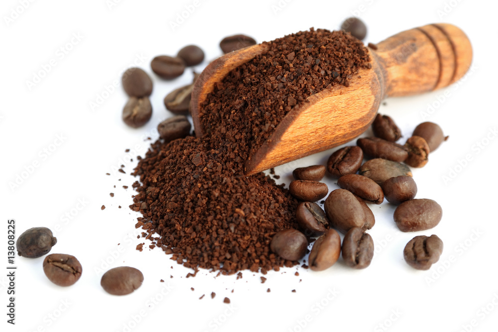 mouture et grains de café dans une petite pelle en bois mouture et grains de café dans une petite pelle en bois