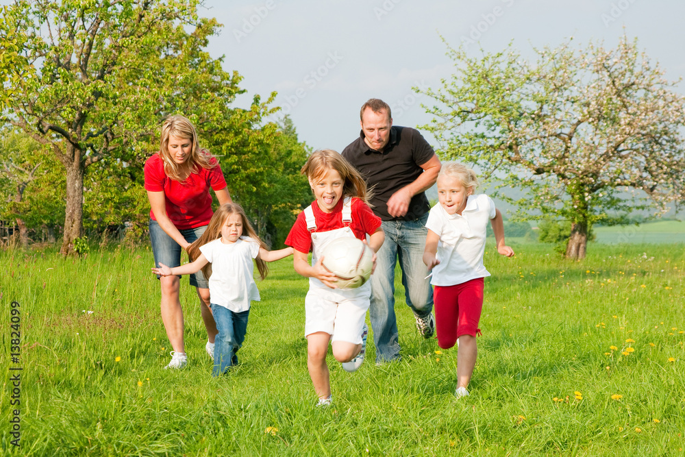 Obraz premium Familie spielt Ball
