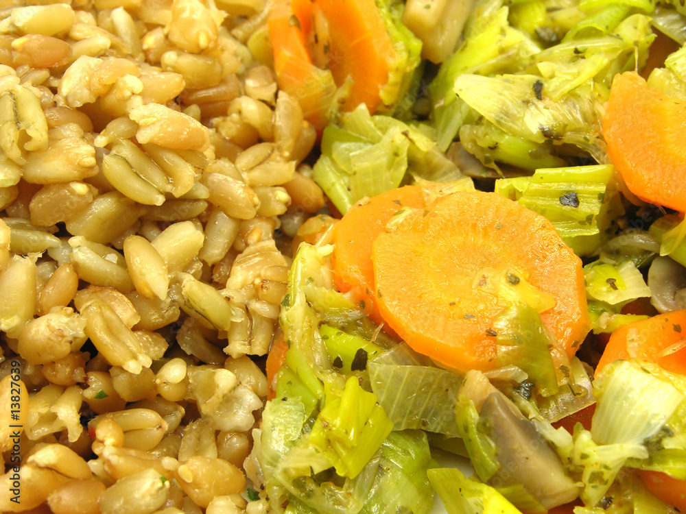 Bulgur, Lauch und Karotten gekocht in Nahhaufnahme Bulgur, Lauch und Karotten gekocht in Nahhaufnahme