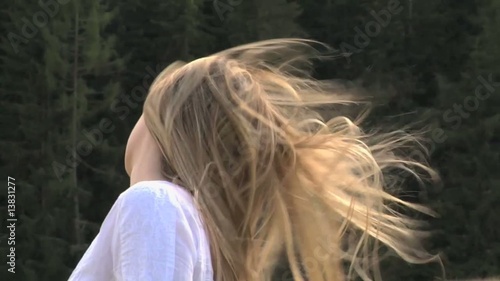 giovane donna con capelli al vento photo
