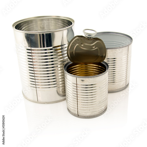 Boites de conserve vides sur fond blanc