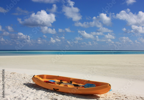 kayak sur plage déserte