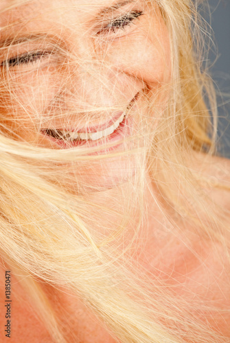 hübsche blonde junge Frau mit verstrubbeltem Haar