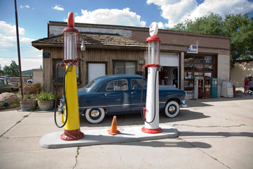 Aluminium schilderij Route 66 Gerenoveerd tankstation met oldtimer  © travelview