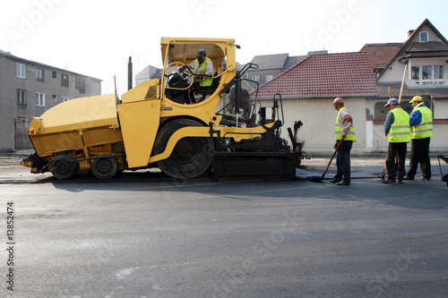 Obraz na plátně Team of wokers and machiney repairing road