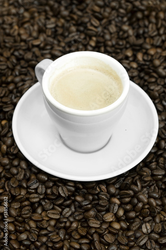 esspresso auf kaffebohnen