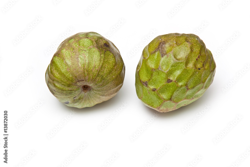 Obraz premium Custard apple fruits isolated on a white studio background.