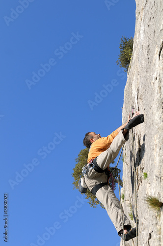 un jeune grimpeur sur une paroie rocheuse, dans le Roussillon.