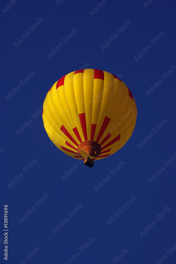 Fototapeta premium Ballon unter azurblauem Himmel