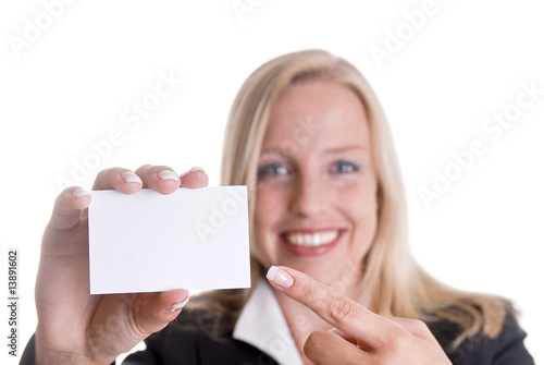 Geschäftsfrau hält Visitenkarte