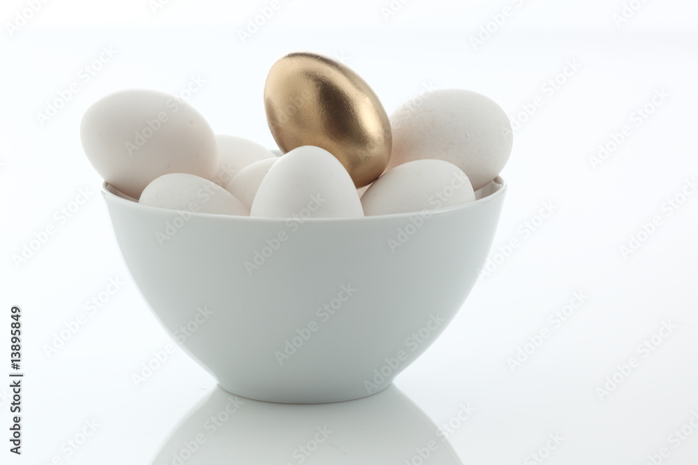 das goldene Ei auf weissen Eiern das goldene Ei auf weissen Eiern