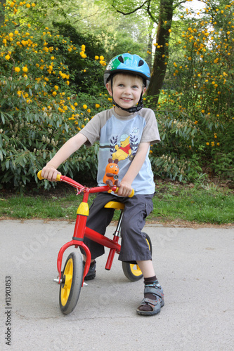 Kleinkind mit Laufrad