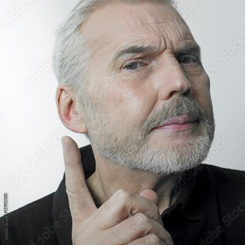 Fotografie homme mûr mettant en garde
