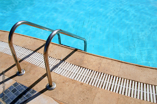 Au bord de la piscine