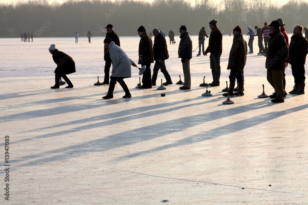 Obraz premium Winter - Eisstockschießen auf dem zugefrorenen See