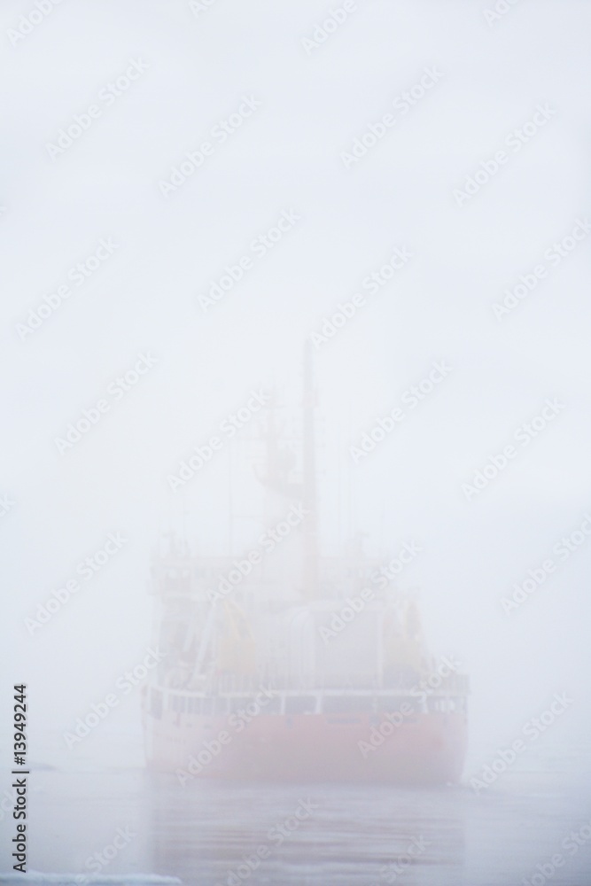 Fototapeta premium Ship in fog
