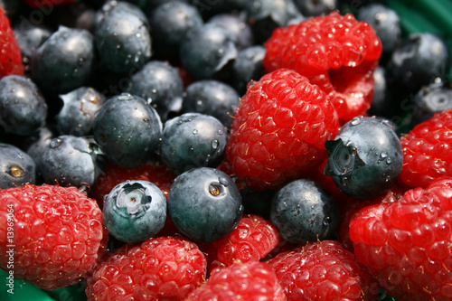 himbeeren und heidelbeeren