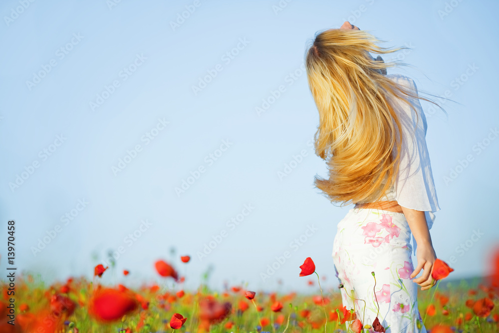 Naklejka premium Girl in poppy field