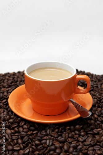 tasse kaffee mit frischen bohnen