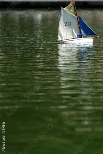 barca a vela sul lago
