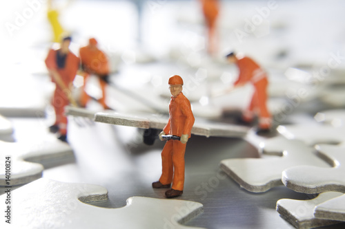 Εκτύπωση καμβά Worker figurines placed with puzzle pieces