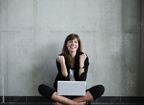 Junge Frau mit Laptop photo