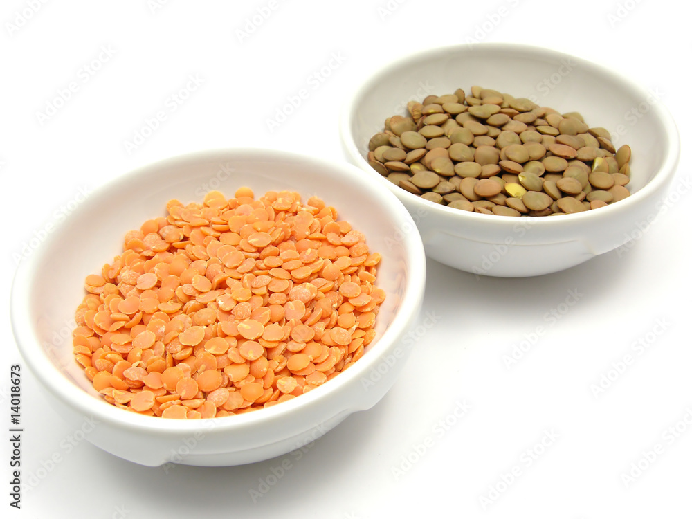 Zwei Porzellanschalen mit roten Linsen und Tellerlinsen Zwei Porzellanschalen mit roten Linsen und Tellerlinsen