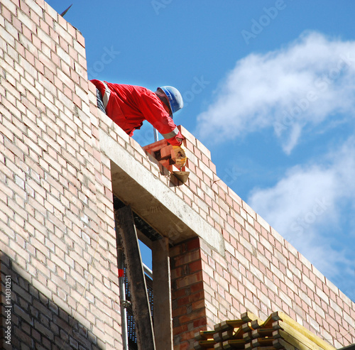 Cuadro en lienzo The mason behind work. House building.
