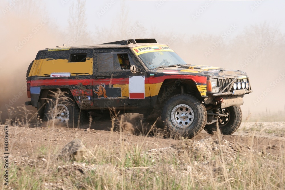 Fototapeta premium Rally Geländewagen beim Motorsport im Gelände 