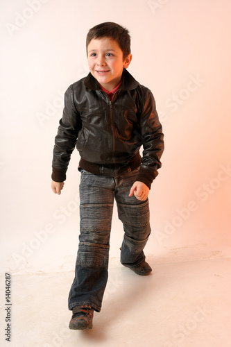 Fotografía little boy stepping