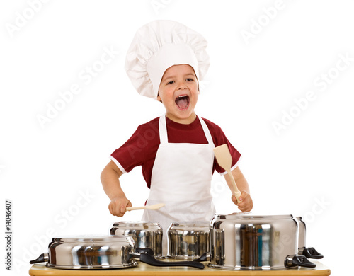Valokuva Happy chef shouting and banging the cooking pots