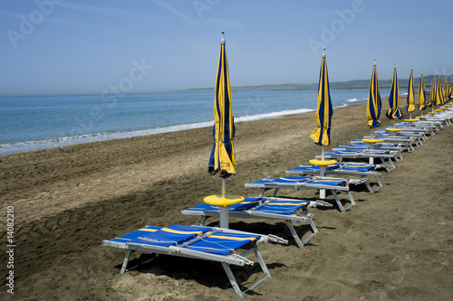 Spiaggia mare ombrelloni sdraio © Chibimarco