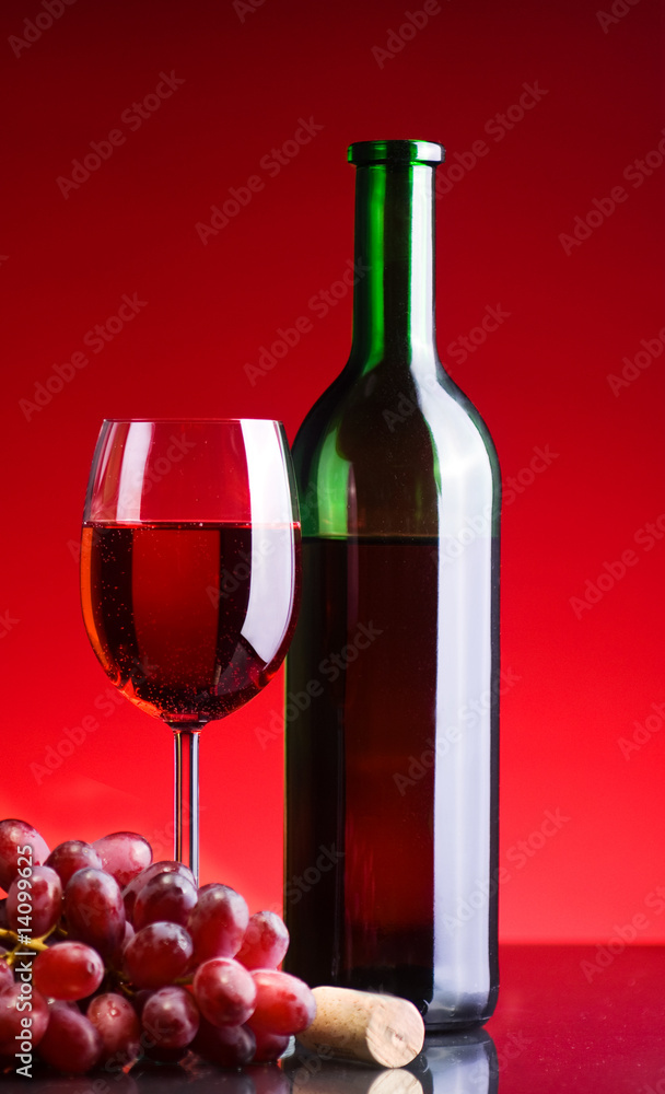 Rotwein und Trauben