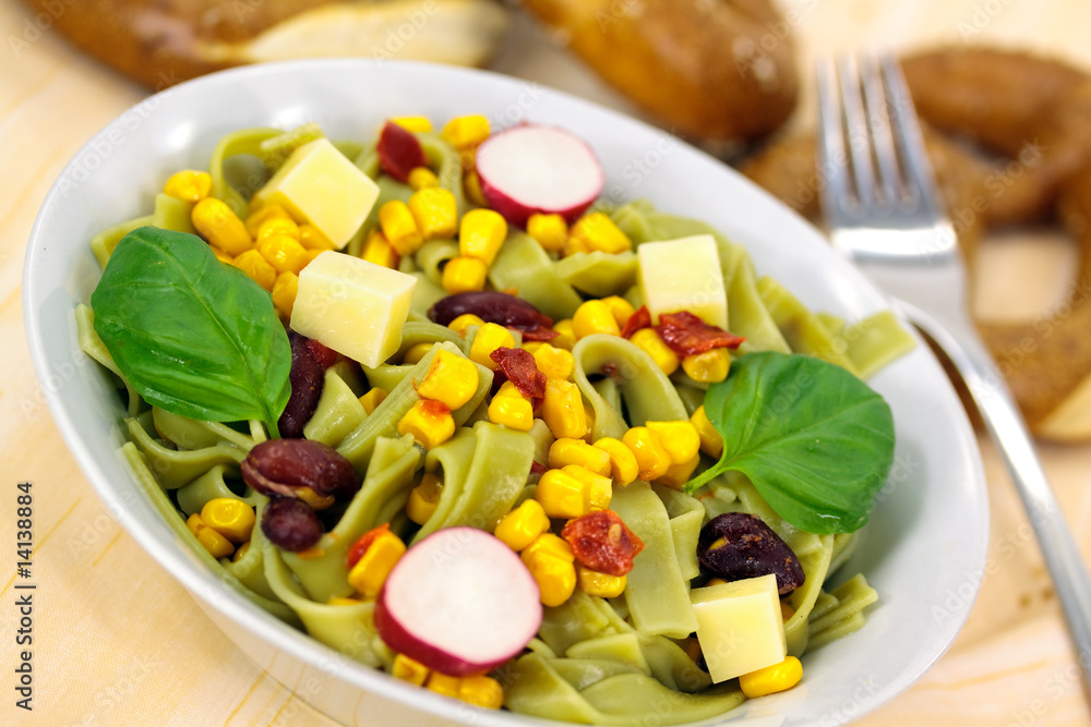 mais-nudeln salat mais-nudeln salat