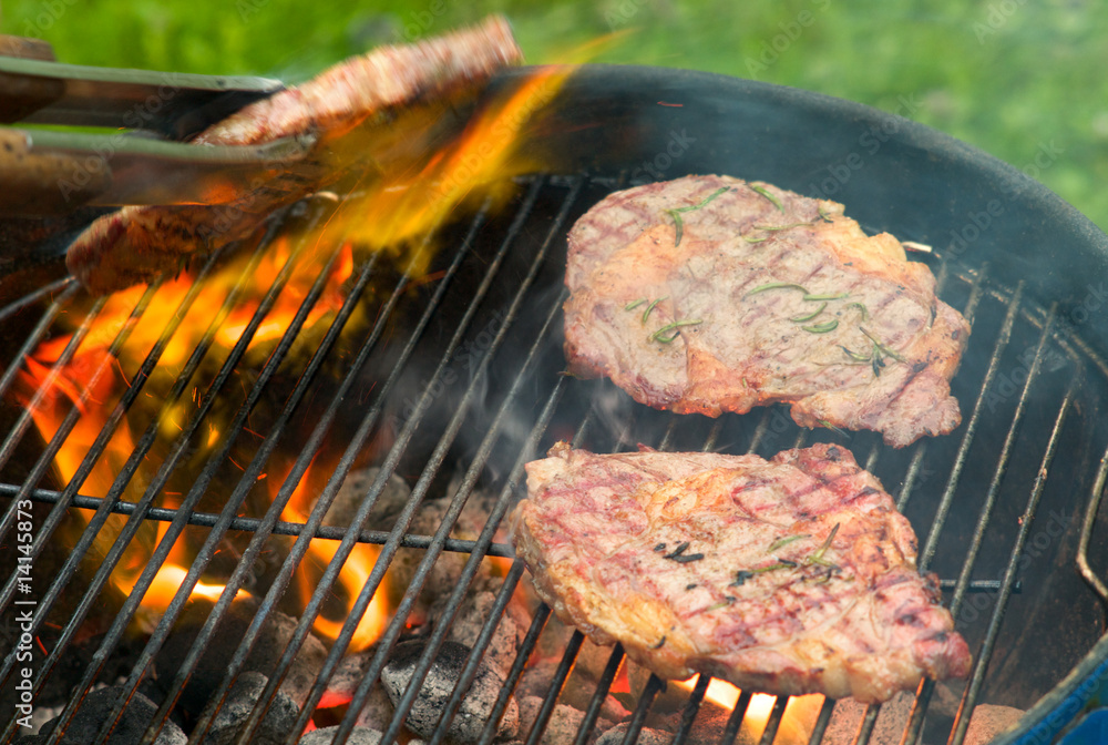 Fotografie Fleisch gegrillt mit Flamme