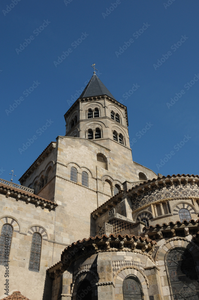Le chevet et le clocher de la basilique Notre-Dame du Port