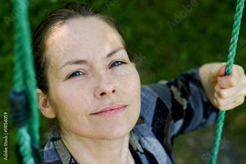 femme adulte sur une balançoire