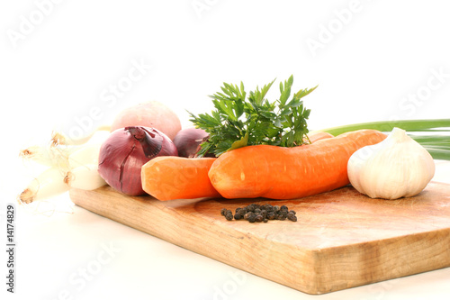 frisches Gemüse auf einem Holzbrett