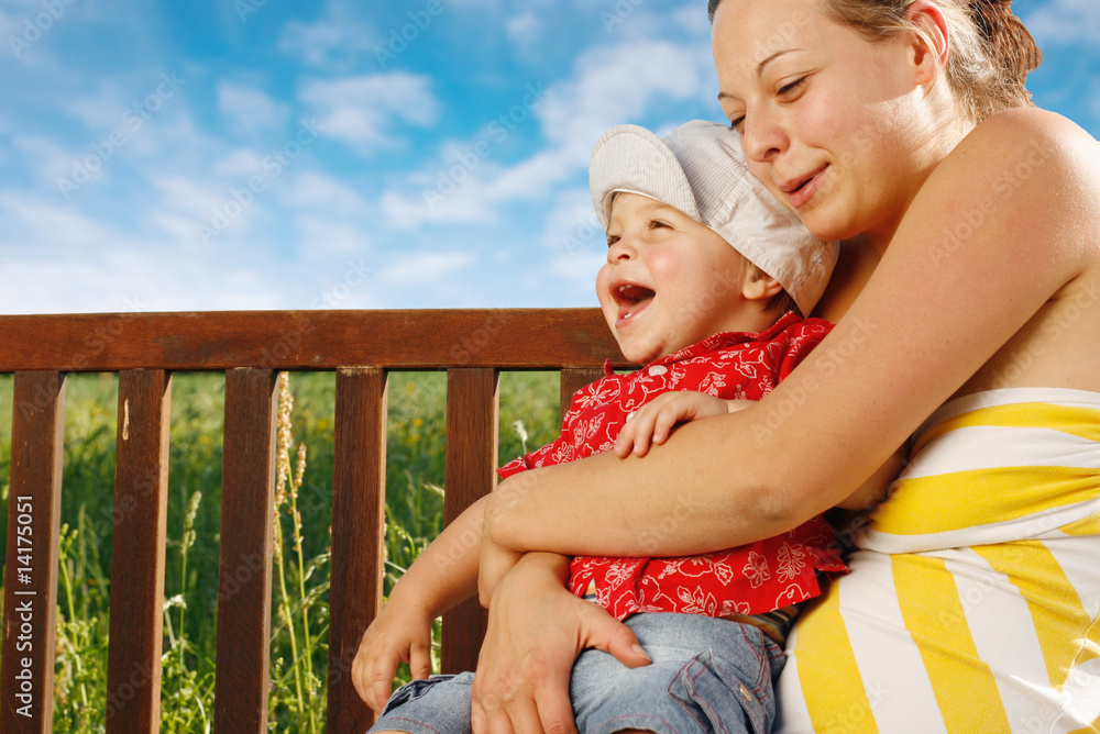 Fototapeta premium Mutter mit ihrem Kind auf der Sonnenbank
