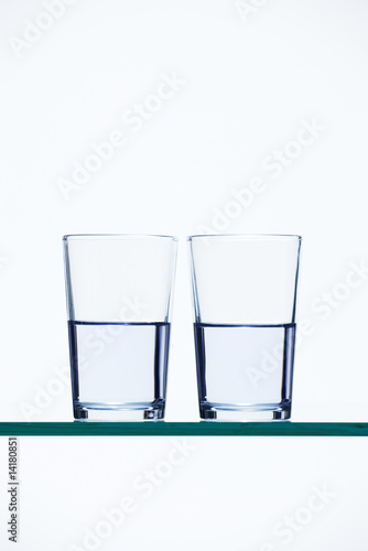 Wallpaper Mural 2 Gläser halbvoll Torontodigital.ca