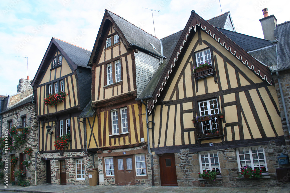 Ville de fougeres groupe de maisons anciennes