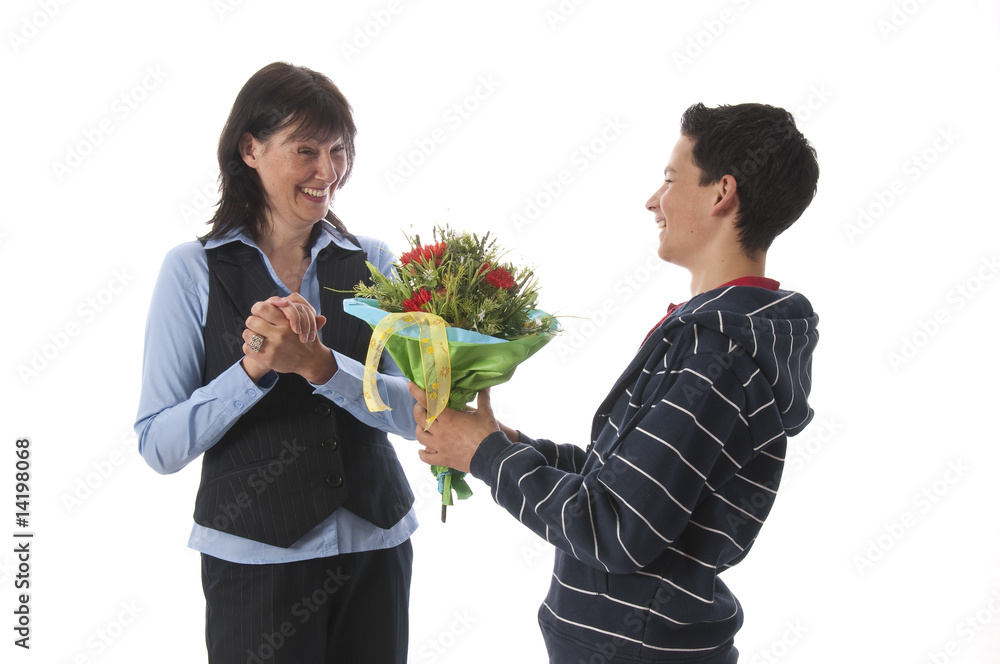 Junge schenkt seiner Mutter Blumen, dankbarkeit und Freude Junge schenkt seiner Mutter Blumen, dankbarkeit und Freude