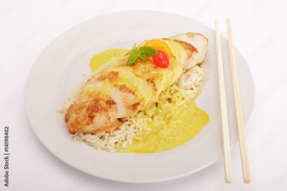 Hähnchenbrustfilet mit Curryrahmsoße auf Reis Hähnchenbrustfilet mit Curryrahmsoße auf Reis