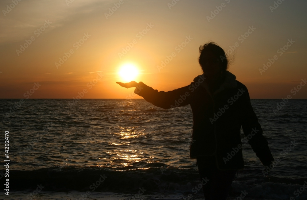 Fototapeta premium Holding the sun at the beach