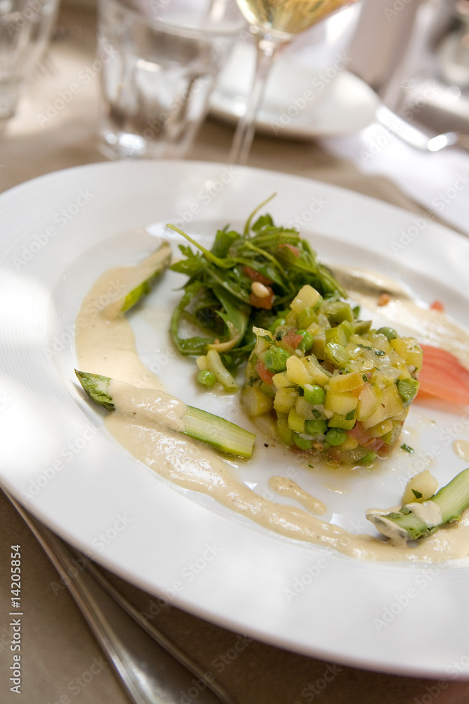Tartare d'asperges et de petits légumes de saison Tartare d'asperges et de petits légumes de saison