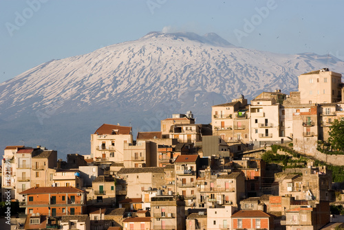 Foto view of village on background Etna
