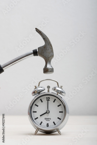 Foto Breaking an alarm clock