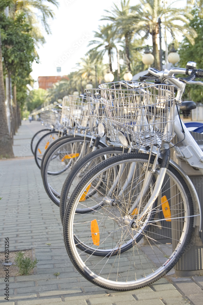 Fototapeta premium bicicletas urbanasen su parking