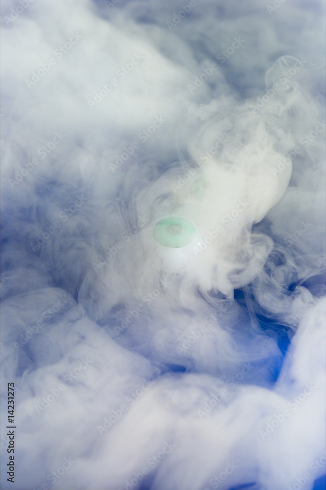 Naklejka premium Einkuenstliches Auge auf blau,Symbolfoto